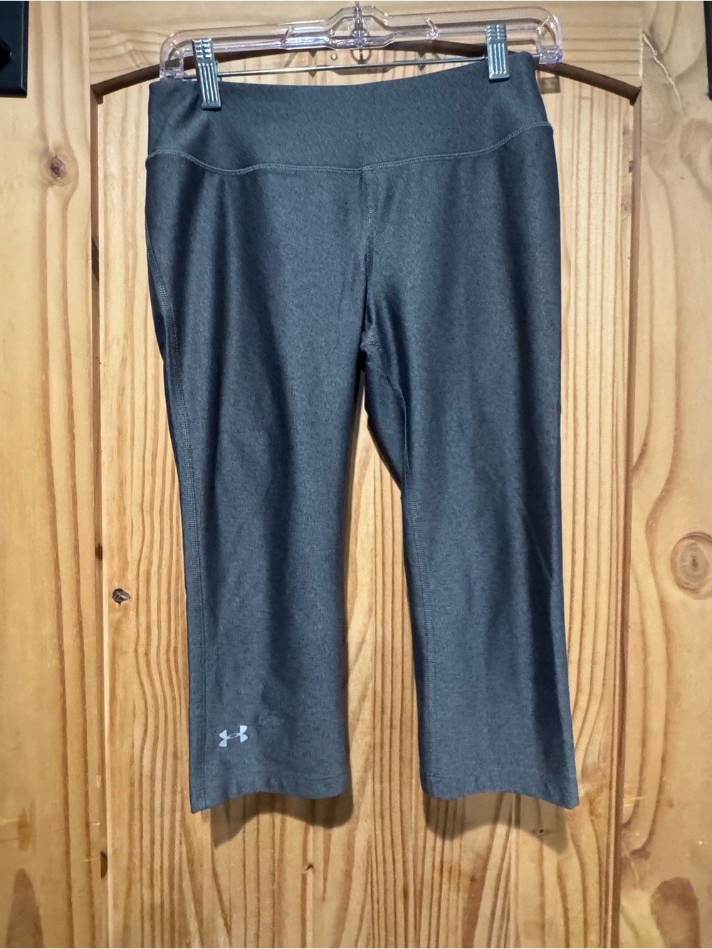 Under Armour Dark Gray Cropped Performance Capris Size Small Fitted